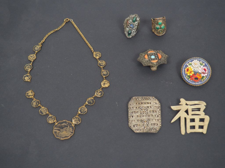 Lot composé de quatre broches en argent ou cuivre argenté, l'une en ém