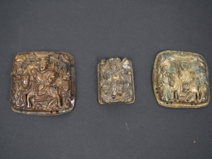Lot composé de trois éléments de ceinture en cuivre repoussé partielle