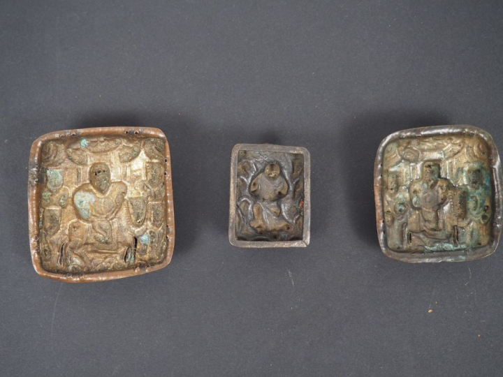 Lot composé de trois éléments de ceinture en cuivre repoussé partielle