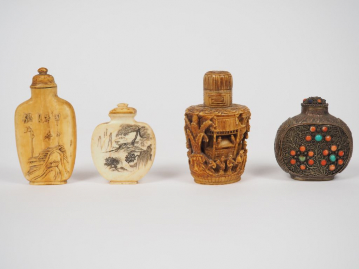 Lot de sept tabatières en os, verre peint à l'intérieur, cuivre argent