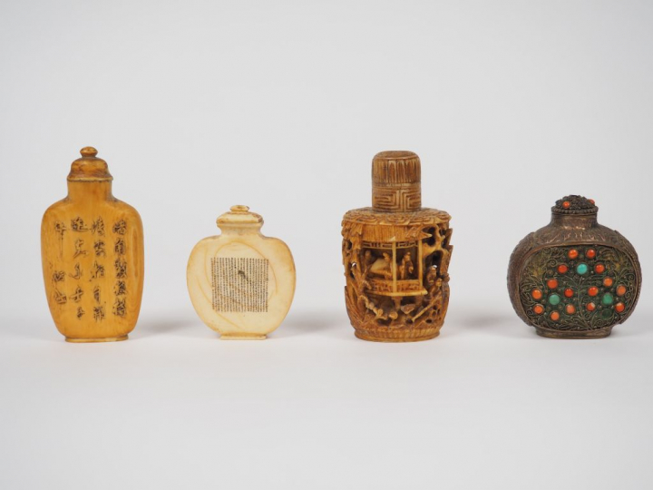 Lot de sept tabatières en os, verre peint à l'intérieur, cuivre argent