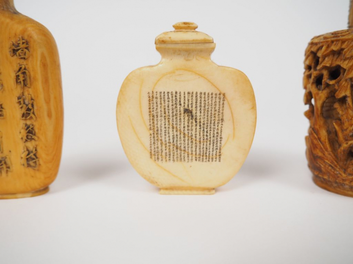 Lot de sept tabatières en os, verre peint à l'intérieur, cuivre argent