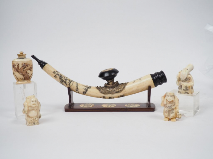 Lot comprenant :  - une pipe à opium en os, à décor de personnages et 
