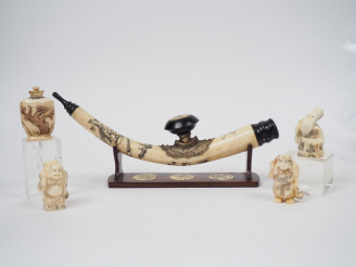 Vente aux enchères Lot comprenant :  - une pipe à opium en os, à décor de personnages et 