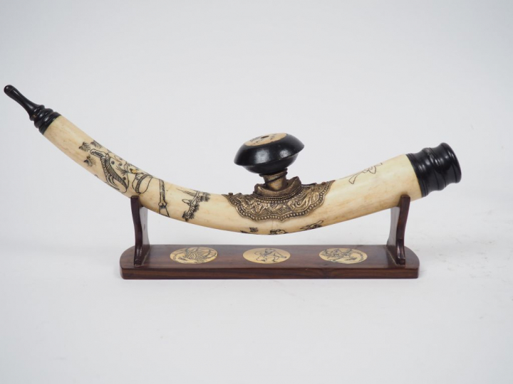 Lot comprenant :  - une pipe à opium en os, à décor de personnages et 