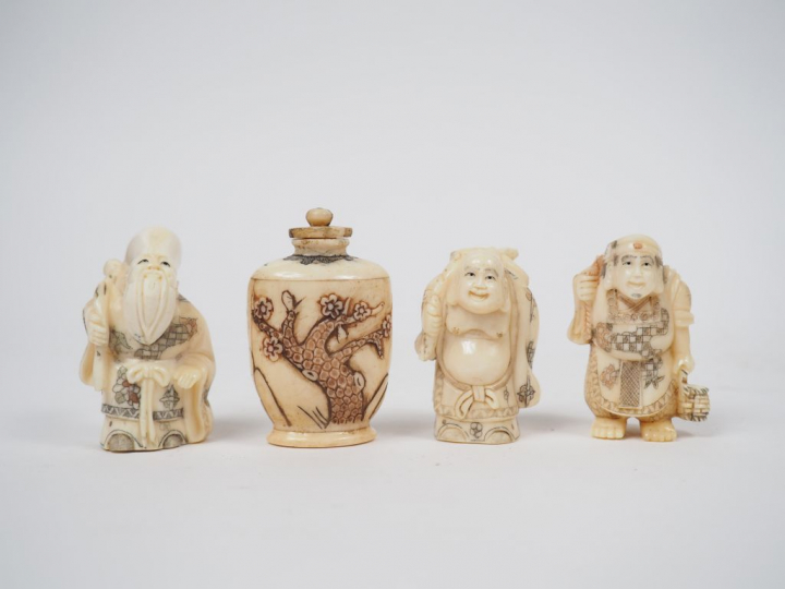 Lot comprenant :  - une pipe à opium en os, à décor de personnages et 