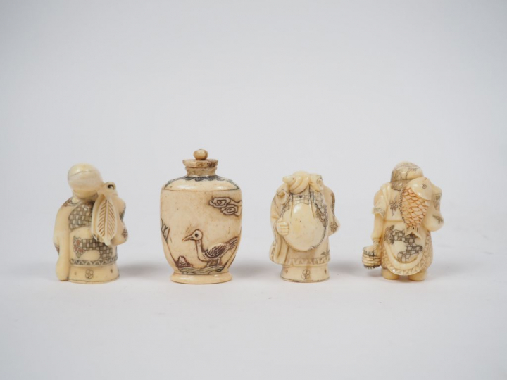 Lot comprenant :  - une pipe à opium en os, à décor de personnages et 