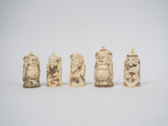 Vente aux enchères Lot comprenant cinq tabatières en os prenant la forme de personnages. 