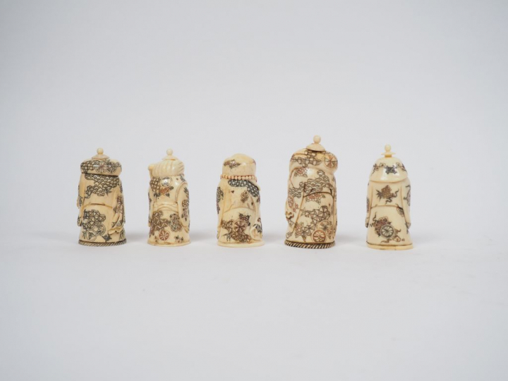 Lot comprenant cinq tabatières en os prenant la forme de personnages. 