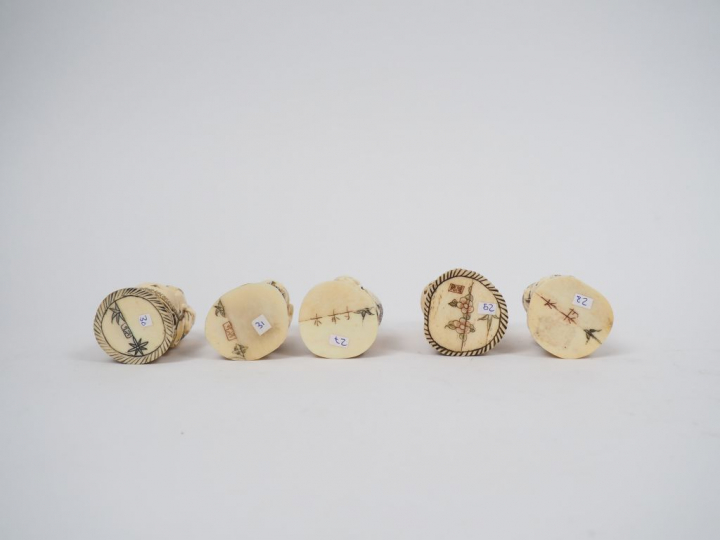 Lot comprenant cinq tabatières en os prenant la forme de personnages. 