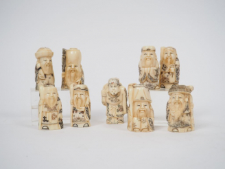 Vente aux enchères Lot comprenant :  - huit nestukés en os figurant les huit  immortels. 