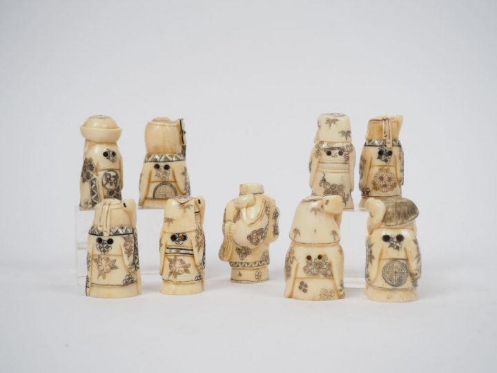 Lot comprenant :  - huit nestukés en os figurant les huit  immortels. 