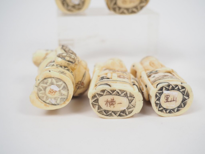 Lot comprenant :  - huit nestukés en os figurant les huit  immortels. 