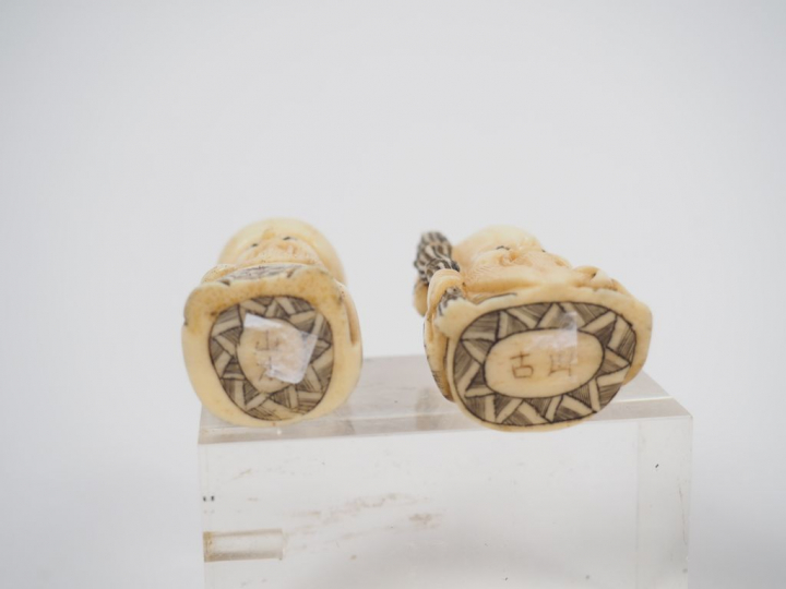 Lot comprenant :  - huit nestukés en os figurant les huit  immortels. 