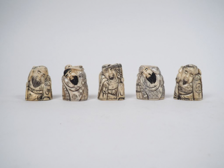Lot comprenant cinq sujet en os figurant des sages.  H. 5 cm et 5,5 cm