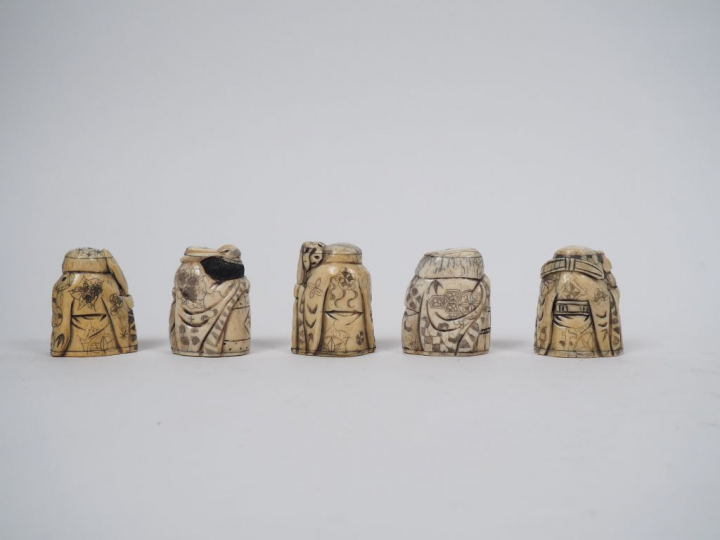 Lot comprenant cinq sujet en os figurant des sages.  H. 5 cm et 5,5 cm