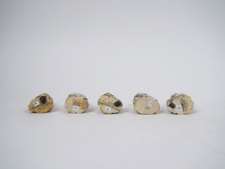 Lot comprenant cinq sujet en os figurant des sages.  H. 5 cm et 5,5 cm