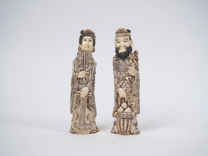 Paire de sujets en os formant tabatières "Couple de dignitaires" H. 15