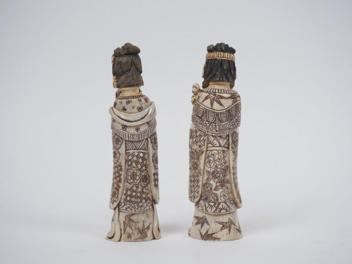 Paire de sujets en os formant tabatières "Couple de dignitaires" H. 15