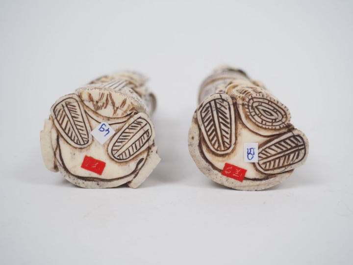 Paire de sujets en os formant tabatières "Couple de dignitaires" H. 15