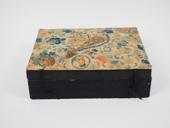 Coffret à bijoux orné d'une broderie, à décor de chauve-souris et de j