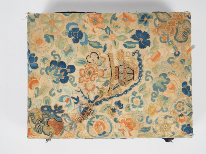 Coffret à bijoux orné d'une broderie, à décor de chauve-souris et de j