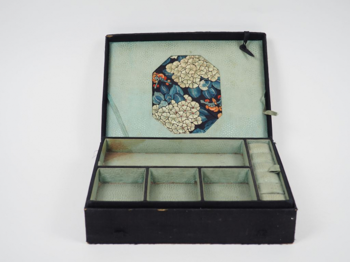 Coffret à bijoux orné d'une broderie, à décor de chauve-souris et de j