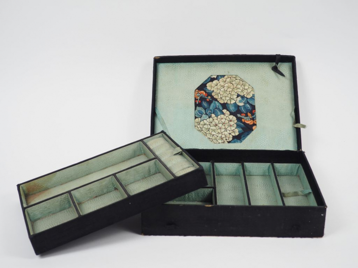 Coffret à bijoux orné d'une broderie, à décor de chauve-souris et de j