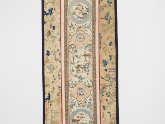 Vente aux enchères Panneau en soie et lin brodé, décor en médaillon central d'un jeune co