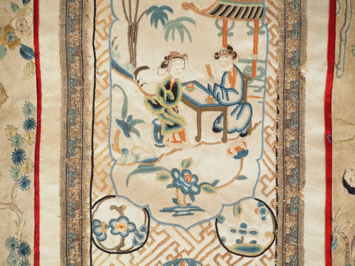 Panneau en soie et lin brodé, décor en médaillon central d'un jeune co