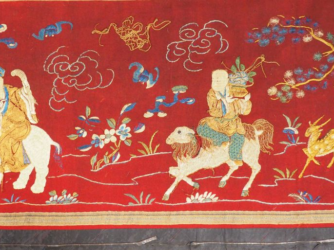 Devant d'autel en lin brodé et fils d'or, à décor des huit immortels. 