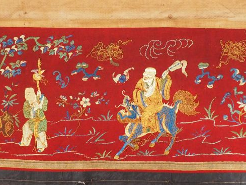 Devant d'autel en lin brodé et fils d'or, à décor des huit immortels. 