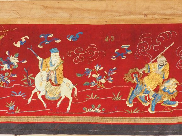 Devant d'autel en lin brodé et fils d'or, à décor des huit immortels. 