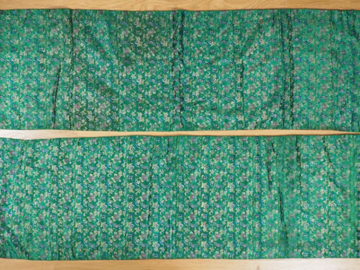 Deux bandes de soie polychrome brodée de fleurs et de papillons sur fo