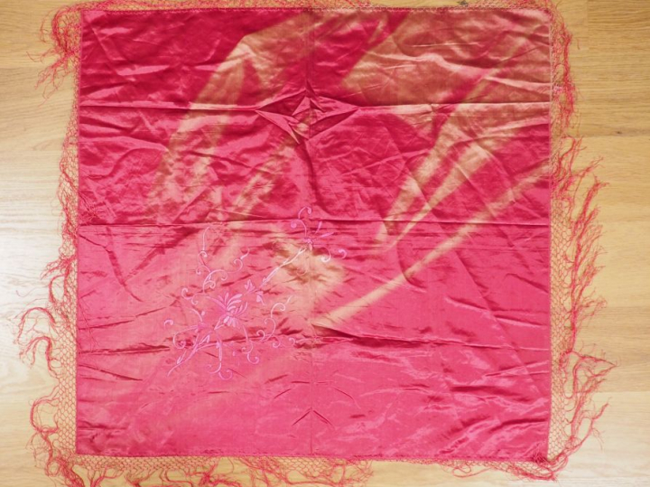 Deux bandes de soie polychrome brodée de fleurs et de papillons sur fo