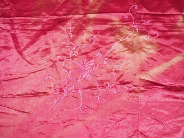 Deux bandes de soie polychrome brodée de fleurs et de papillons sur fo