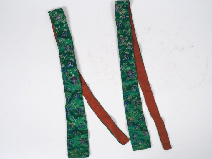 Deux bandes de soie polychrome brodée de fleurs et de papillons sur fo