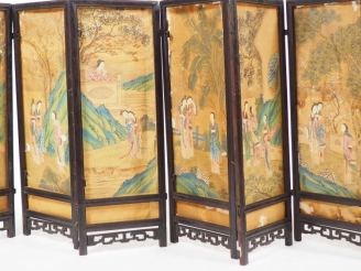 Vente aux enchères Petit paravent à sept feuilles en soie peinte, à décor de jeunes femme