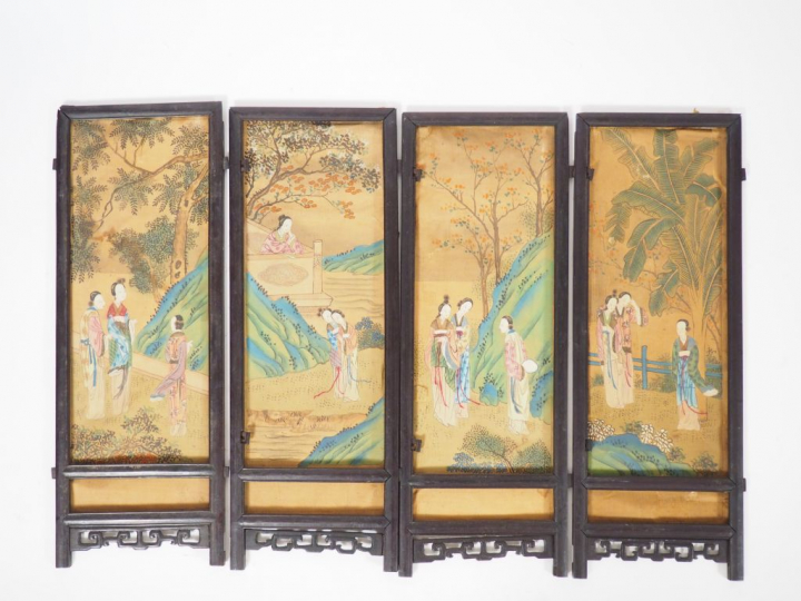 Petit paravent à sept feuilles en soie peinte, à décor de jeunes femme