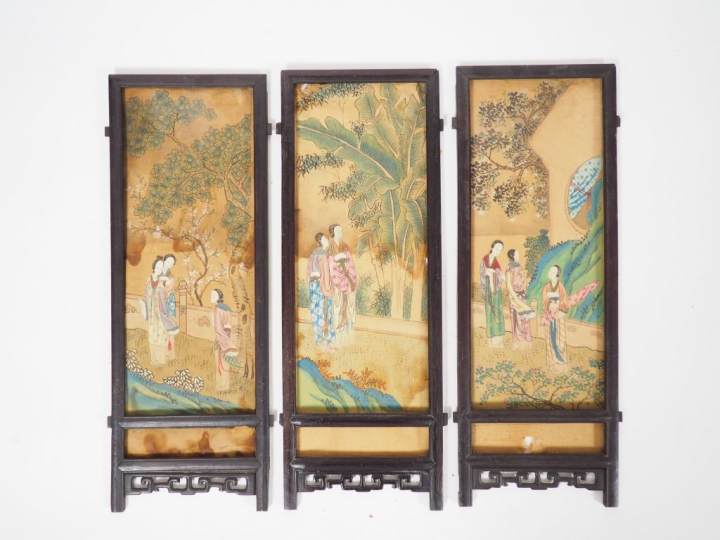 Petit paravent à sept feuilles en soie peinte, à décor de jeunes femme