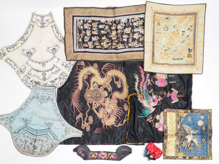 Ensemble de neuf broderies et textiles. On y joint un rang de mandarin