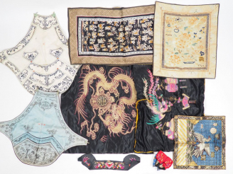 Vente aux enchères Ensemble de neuf broderies et textiles. On y joint un rang de mandarin