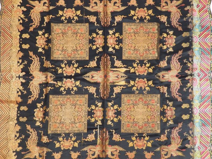 Ensemble de neuf broderies et textiles. On y joint un rang de mandarin