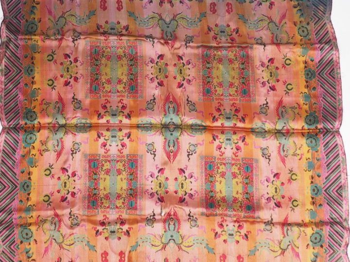 Ensemble de neuf broderies et textiles. On y joint un rang de mandarin