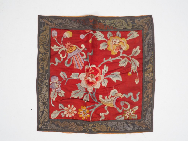 Ensemble de neuf broderies et textiles. On y joint un rang de mandarin