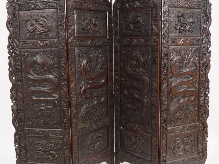 Paravent a quatre feuilles en bois anciennement laqué, à décor double 