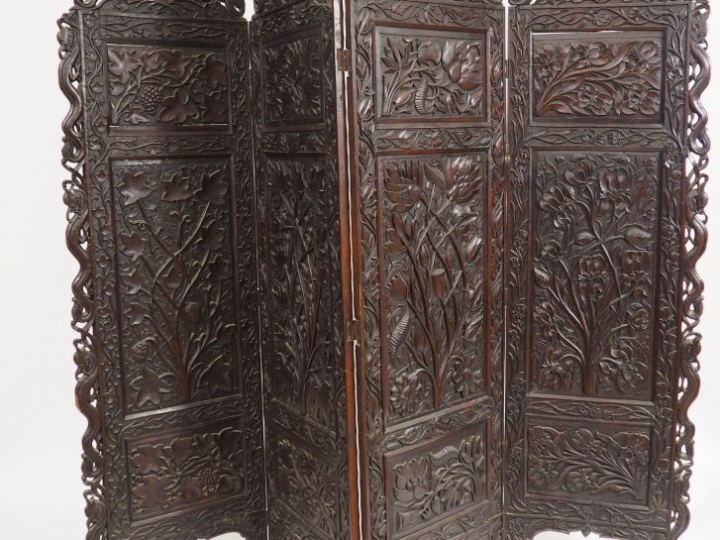 Paravent a quatre feuilles en bois anciennement laqué, à décor double 