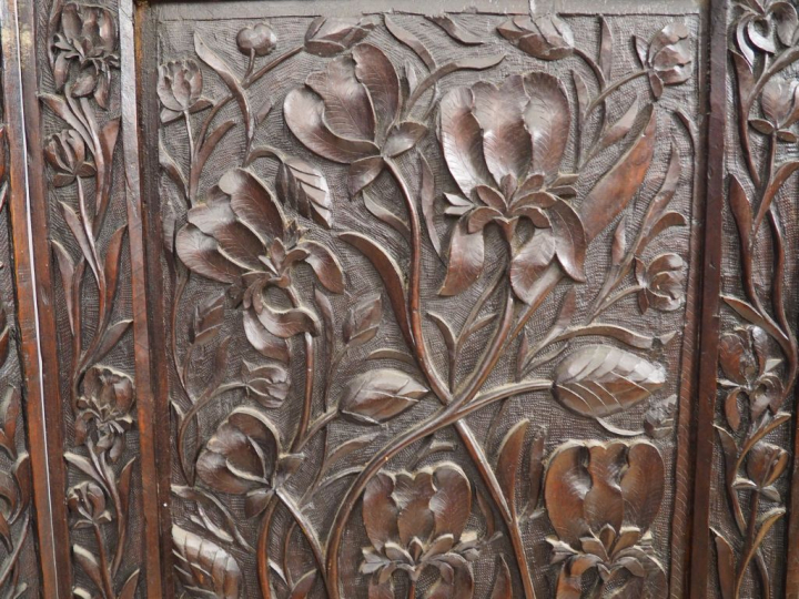 Paravent a quatre feuilles en bois anciennement laqué, à décor double 