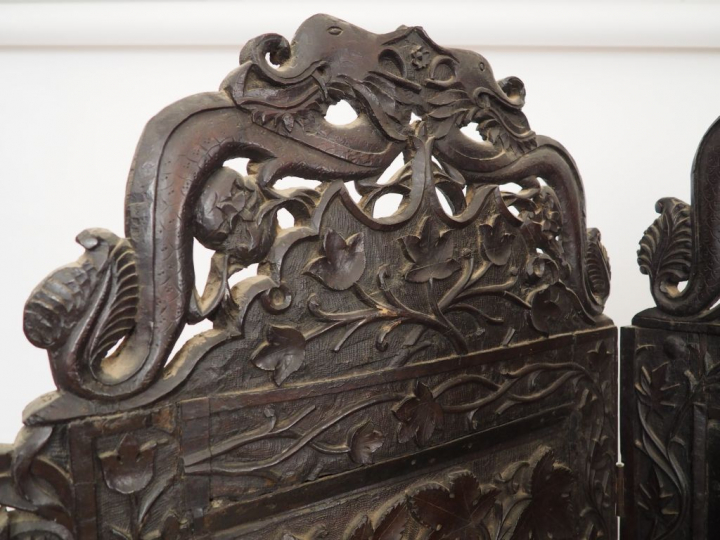 Paravent a quatre feuilles en bois anciennement laqué, à décor double 