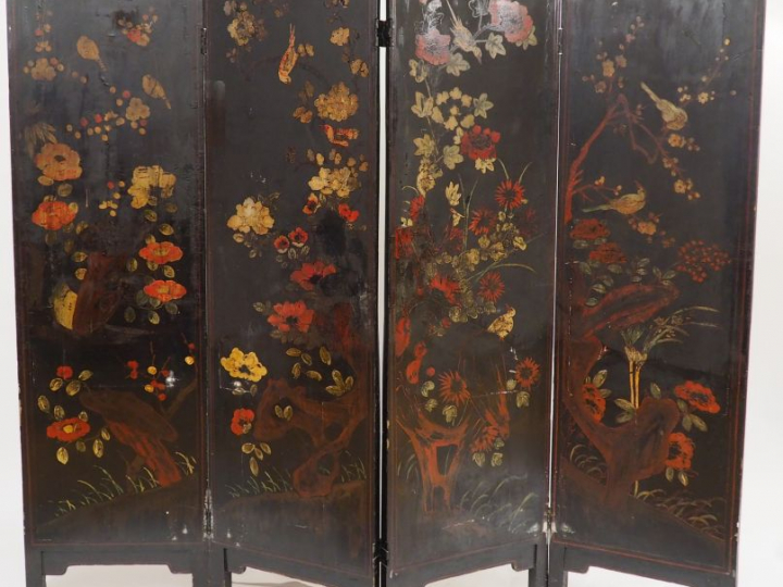 Paravent à quatre feuilles, à décor en polychromie sur fond noir d'ois